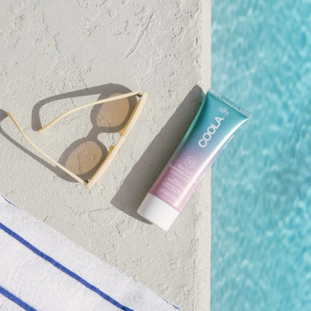COOLA DEW GOOD RAGYOGÁST FOKOZÓ TESTÁPOLÓ SPF30 FÉNYVÉDELEMMEL