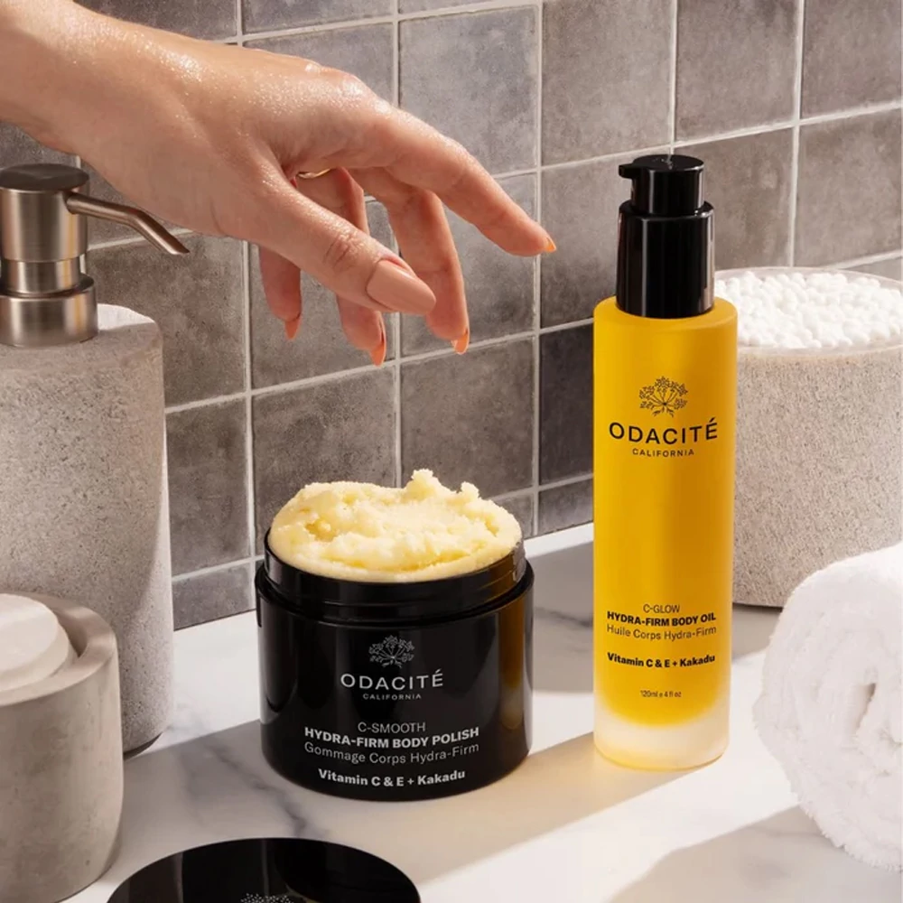 ODACITÉ C-SMOOTH Feszesítő Testradír és Testápoló Kakadu szilvával, C- és E-vitaminnal