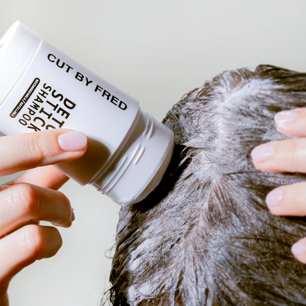 CUT BY FRED Detox Sampon Stick irritált fejbőrre