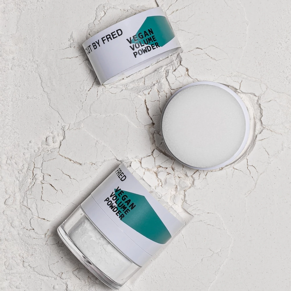 CUT BY FRED Vegan Volume Dúsító száraz sampon por minden hajtípusra