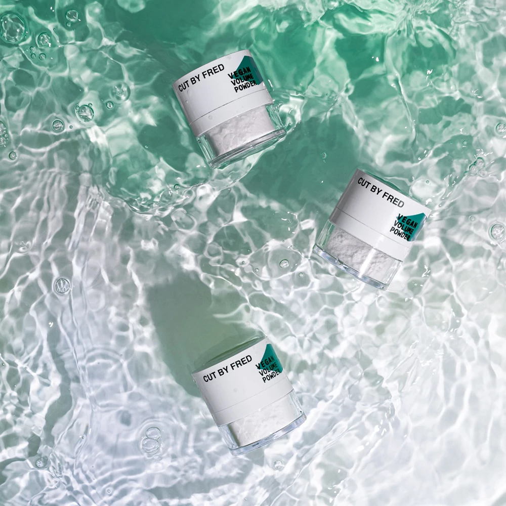 CUT BY FRED Vegan Volume Dúsító száraz sampon por minden hajtípusra