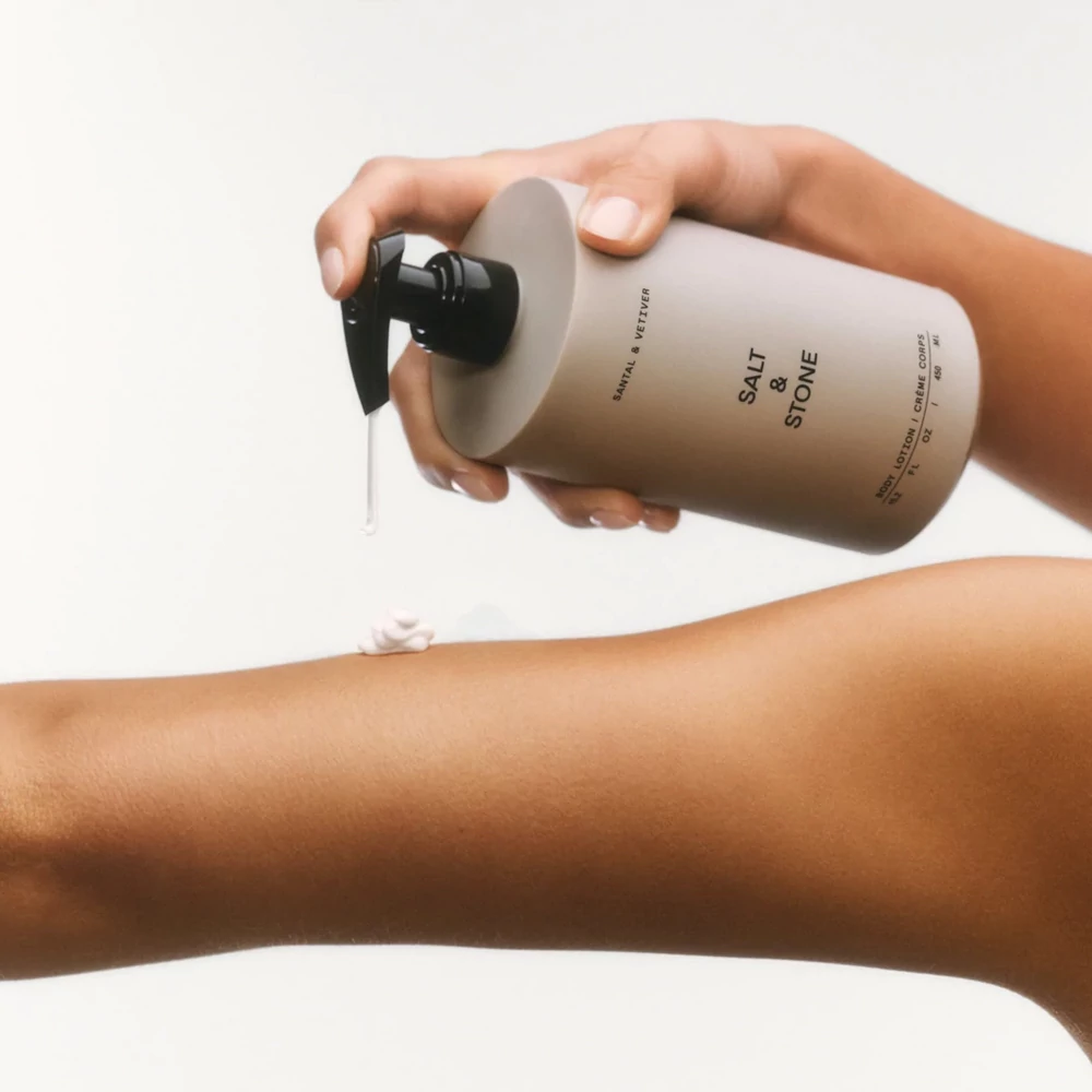 SALT & STONE TÁPLÁLÓ TESTÁPOLÓ KRÉM - SZANTÁLFA & VETIVER - TRAVEL SIZE