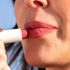 Kép 5/7 - COOLA Classic Liplux SPF30 Színezett Ajakbalzsam - Firecracker