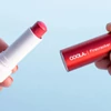 Kép 7/7 - COOLA Classic Liplux SPF30 Színezett Ajakbalzsam - Firecracker