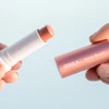 Kép 7/7 - COOLA Classic Liplux SPF30 Színezett Ajakbalzsam - Nude beach