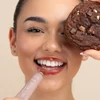Kép 4/8 - PEM DELIAN Iconic Lips Feszesítő, volumennövelő színezett ajakápoló - Brownie