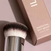 Kép 2/4 - ILIA BEAUTY Perfecting univerzális alapozó ecset