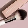 Kép 2/4 - ILIA BEAUTY Finishing Púder ecset